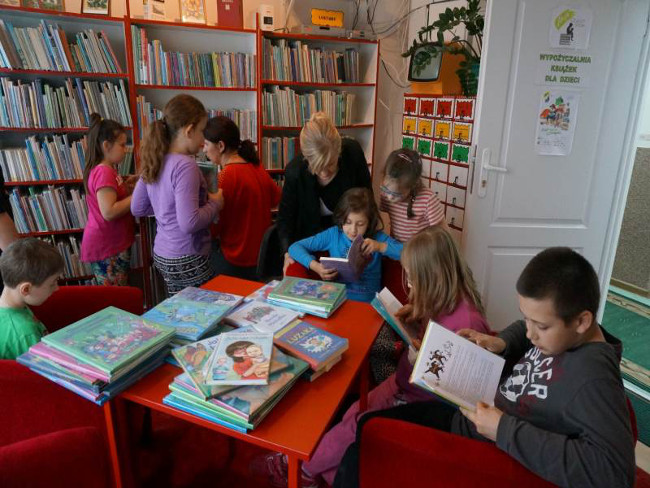 Drugoklasiści w bibliotece w Narwi