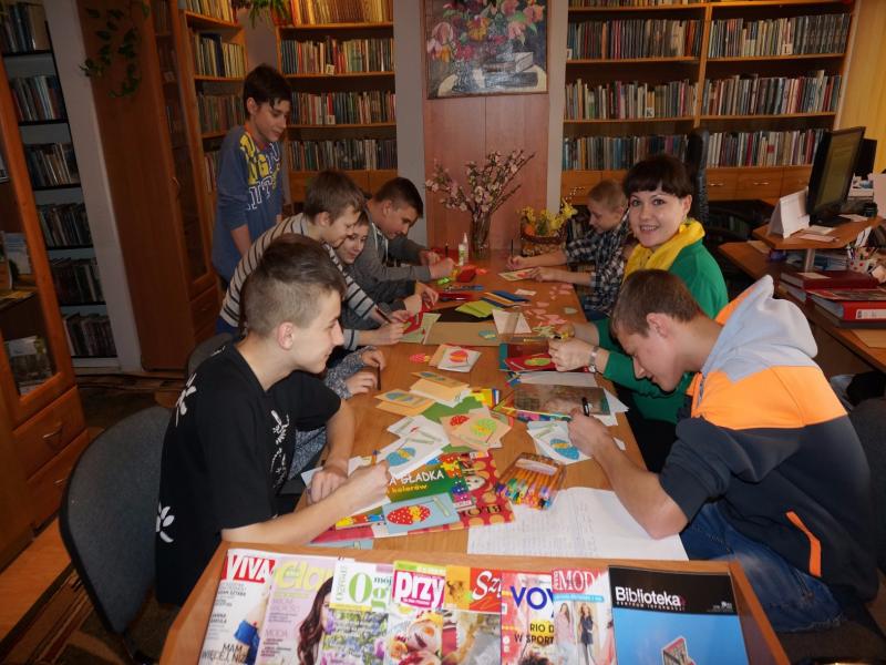 Zajęcia plastyczne w bibliotece w Narwi